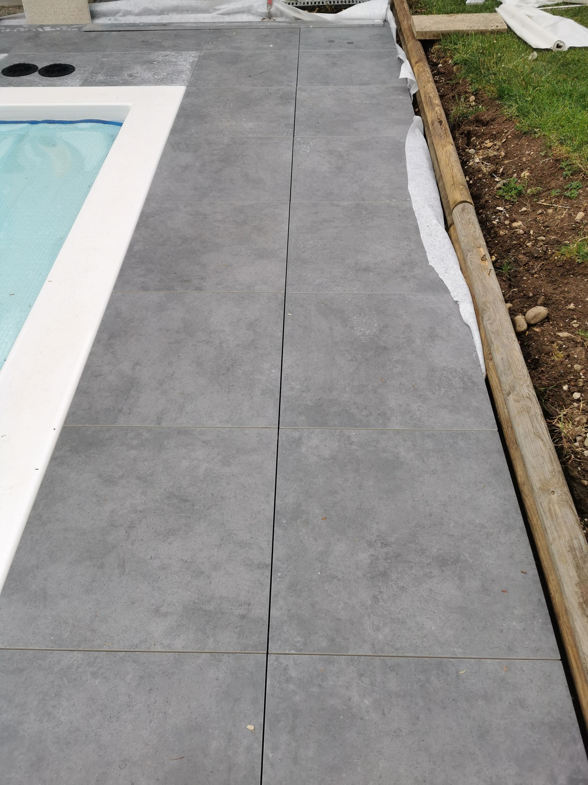 Contour de piscine gris