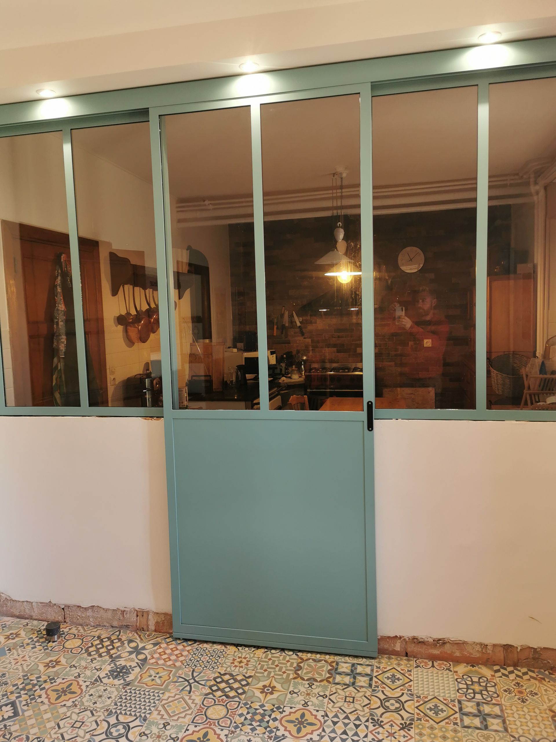 Peinture bleue sur une verrière