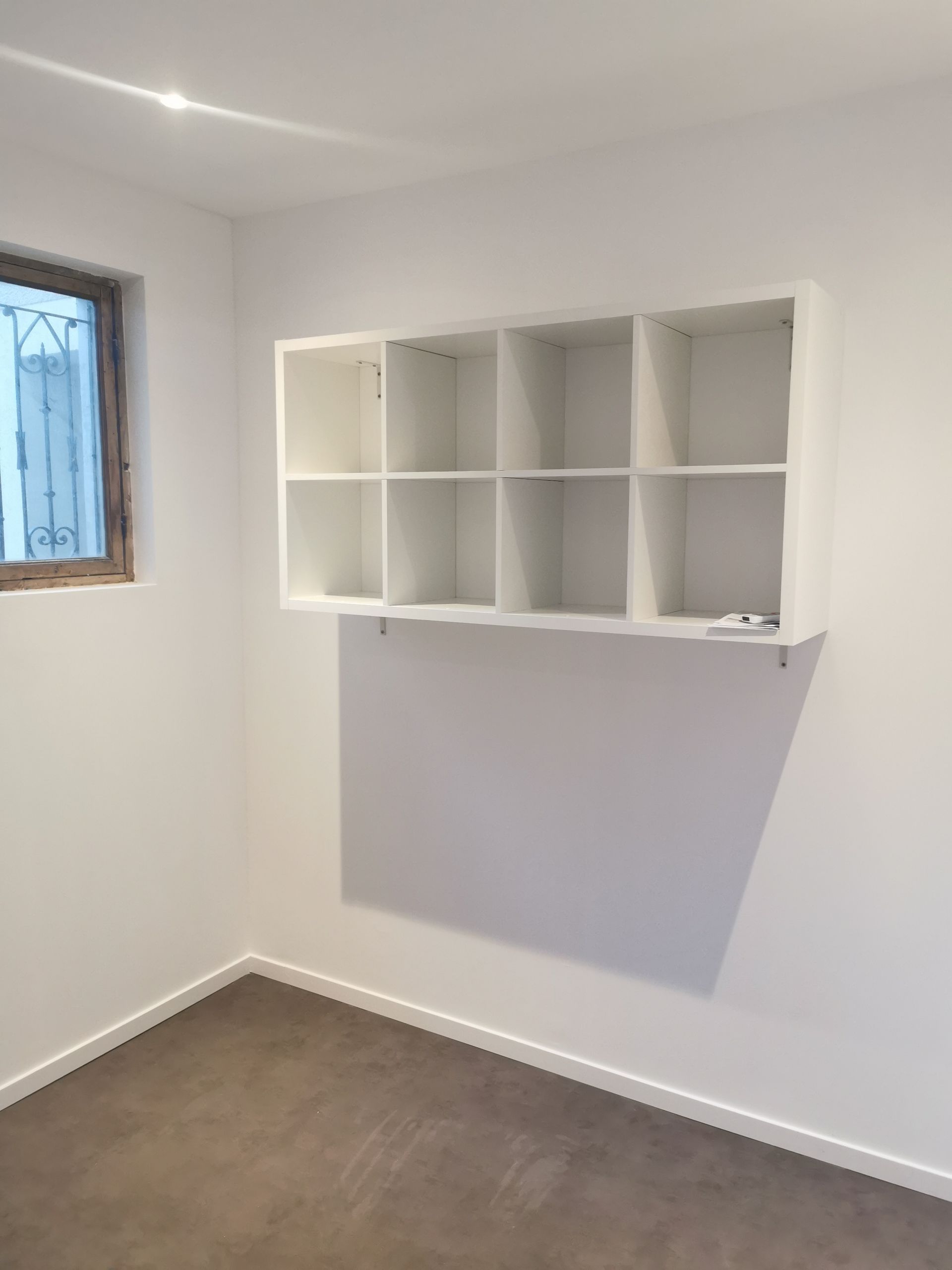 Peinture blanche sur les murs d'une chambre