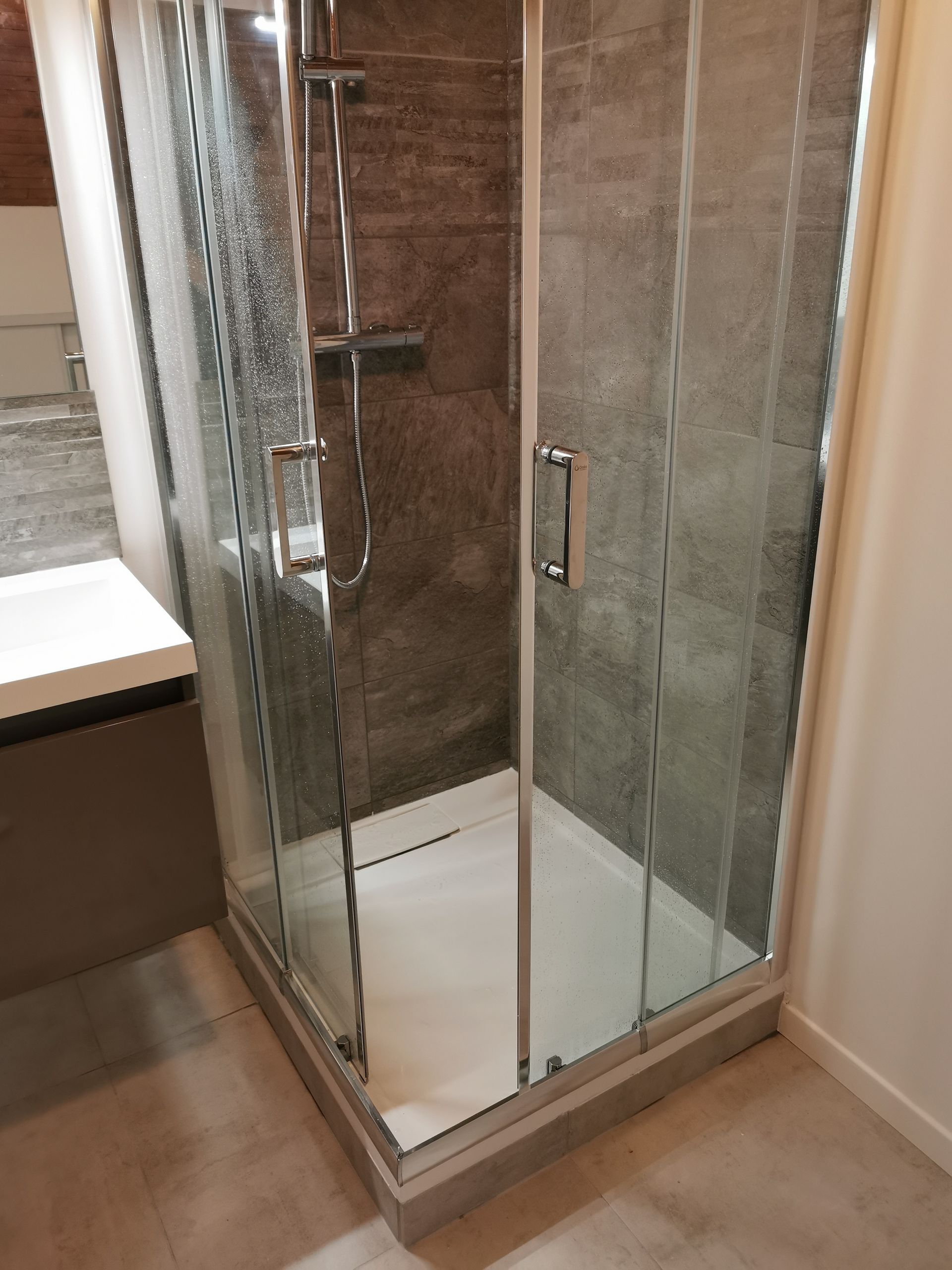 Douche avec parois en verre