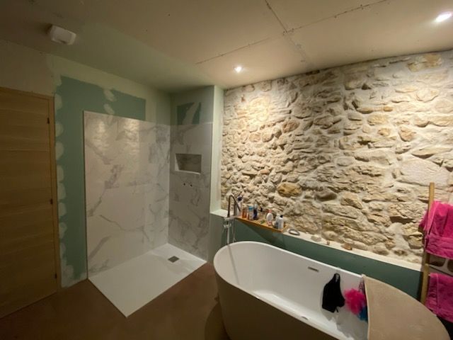 Mur en pierre dans une salle de bains