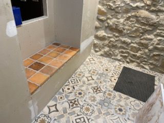 Carrelage à motifs dans une salle de bains