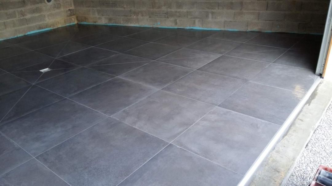 Pose de carrelage gris foncé dans un garage