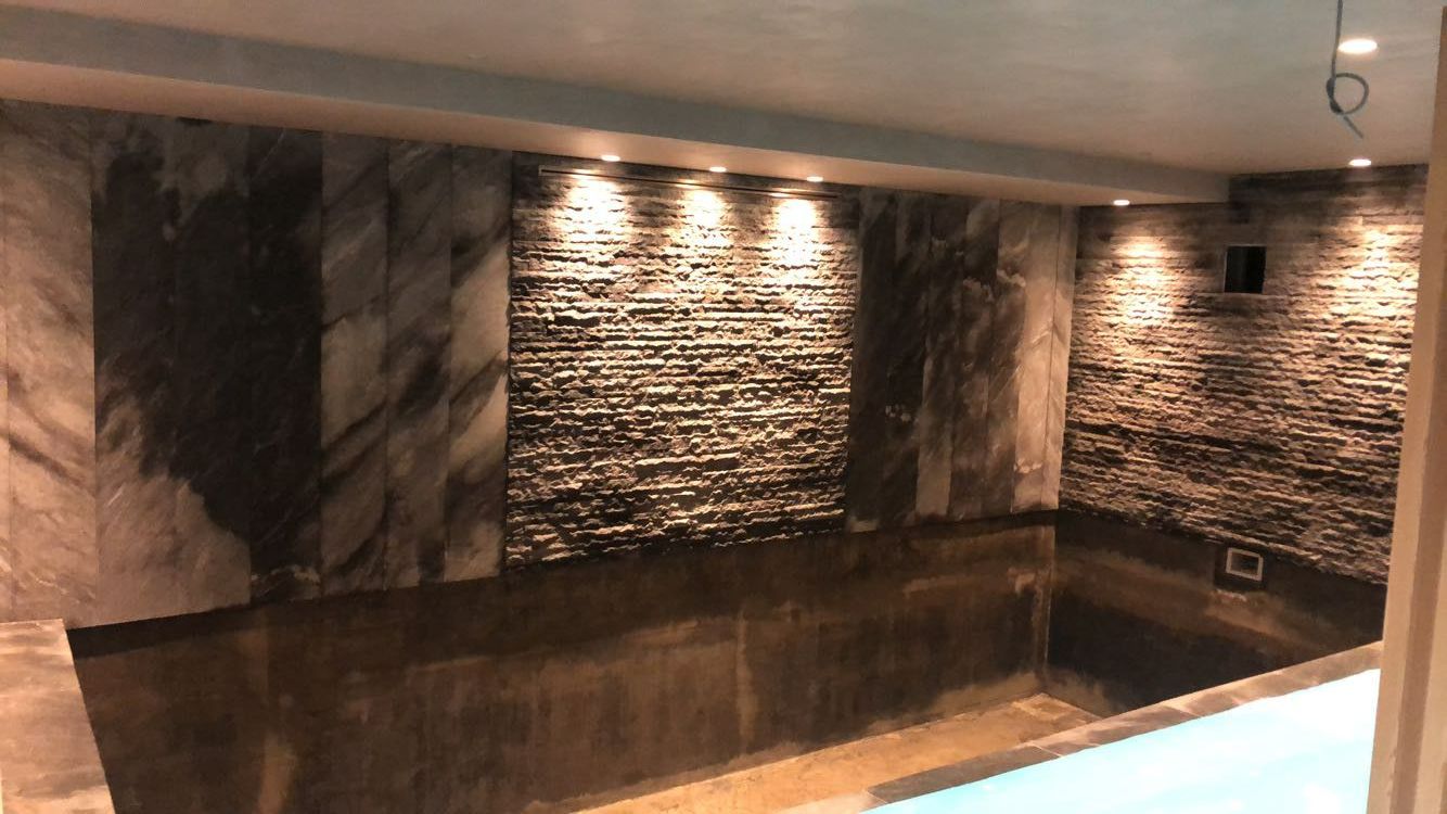 Parement et carrelage mural pour une piscine d'intérieur