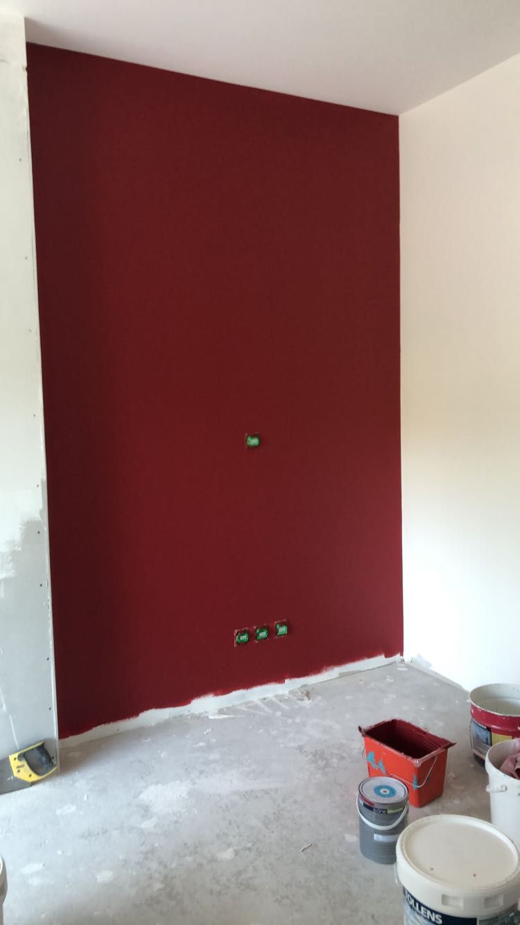 Peinture rouge dans une pièce