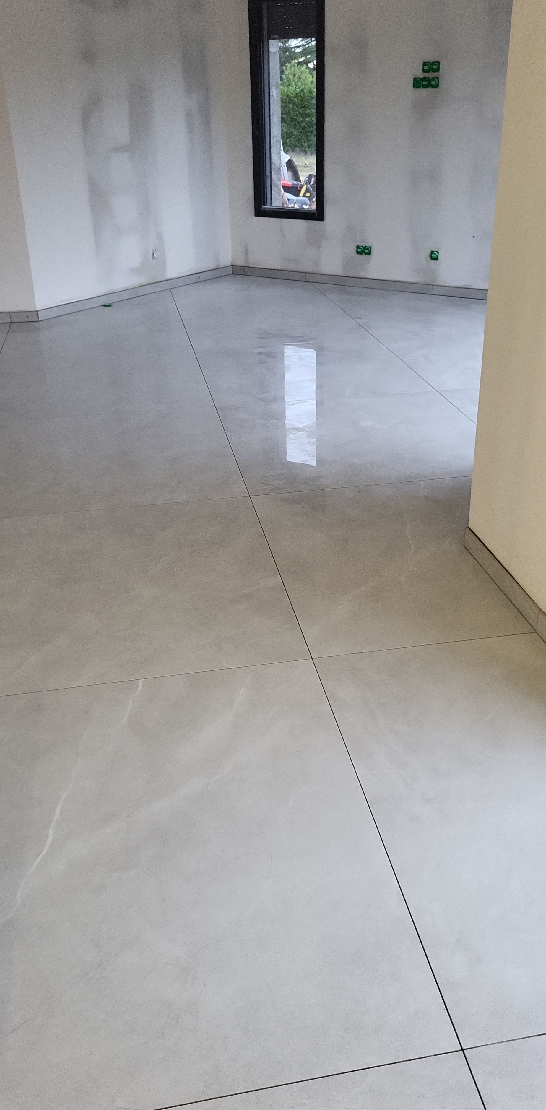 Carrelage clair dans une pièce de vie