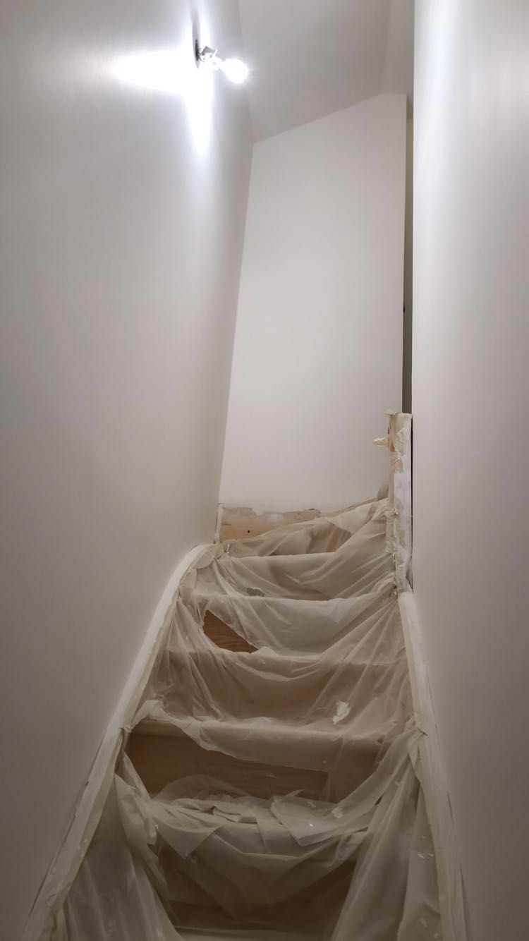 Murs peints en blanc dans un escalier