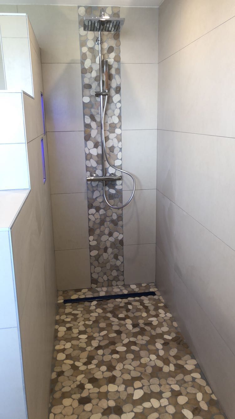 Douche avec frise de carrelage