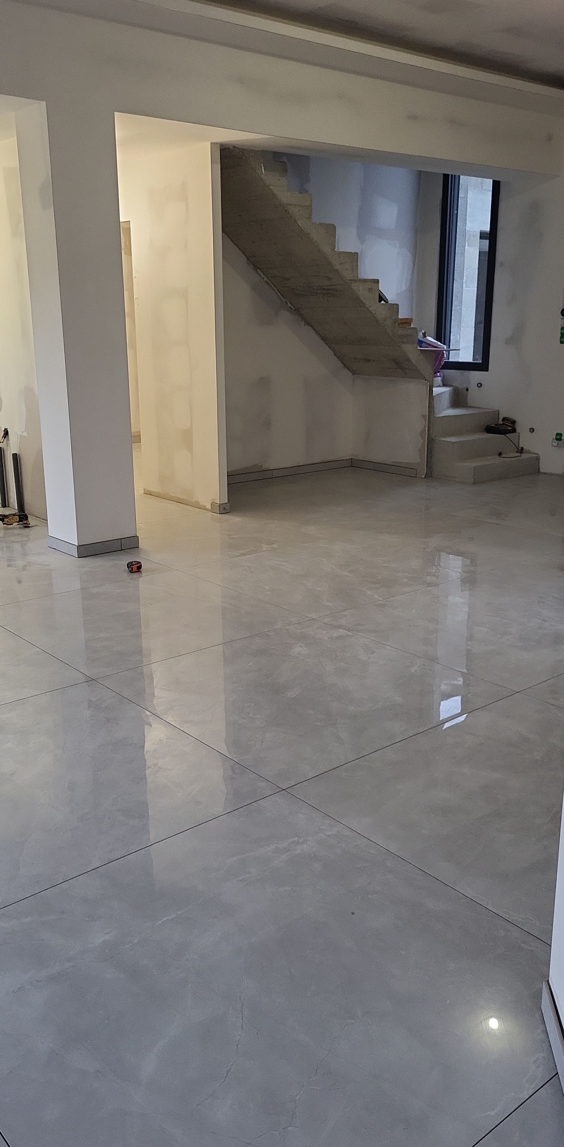 Sol en carrelage brillant