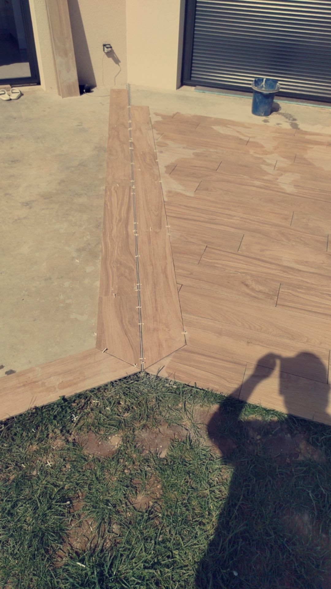 Carrelage effet parquet sur une terrasse
