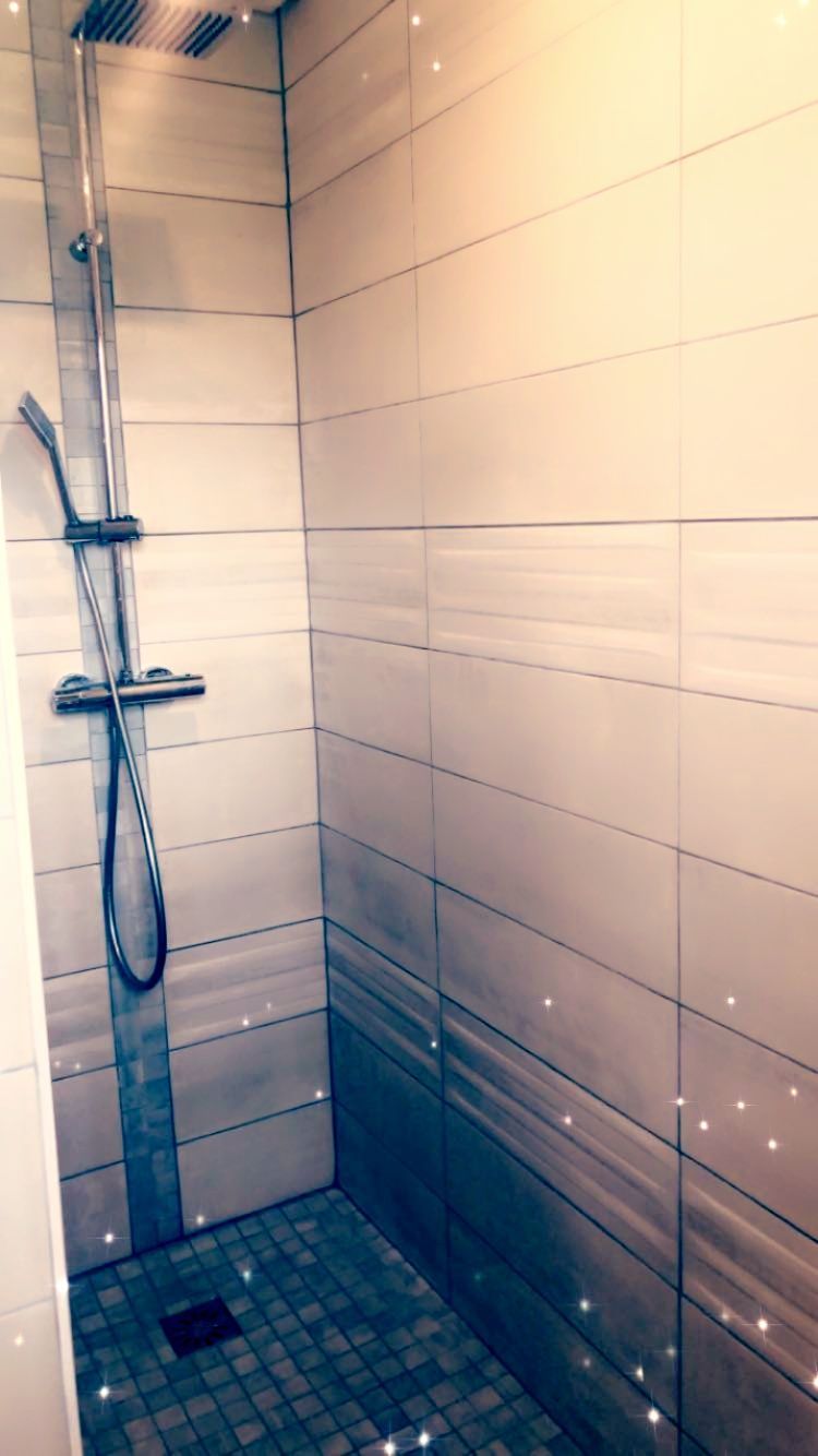 Mur de douche en carrelage blanc