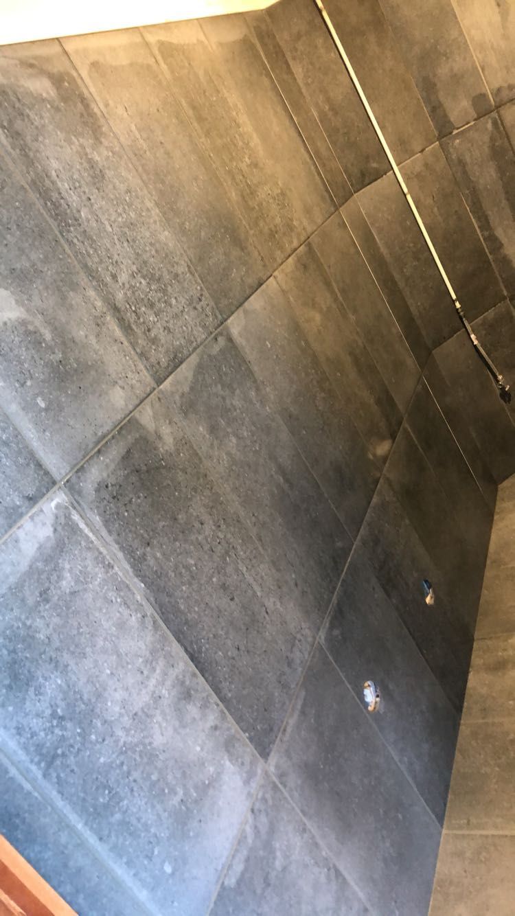 Mur de douche en carrelage gris