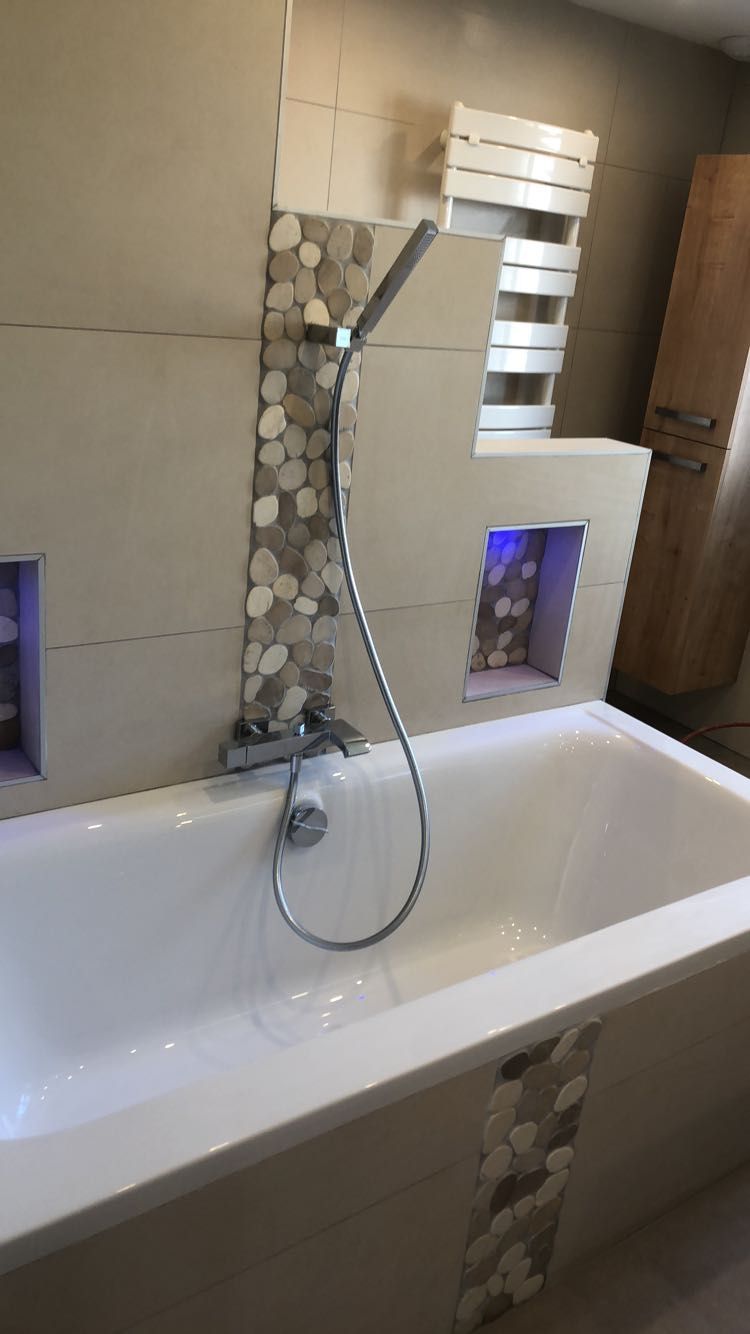 Baignoire dans salle de bains