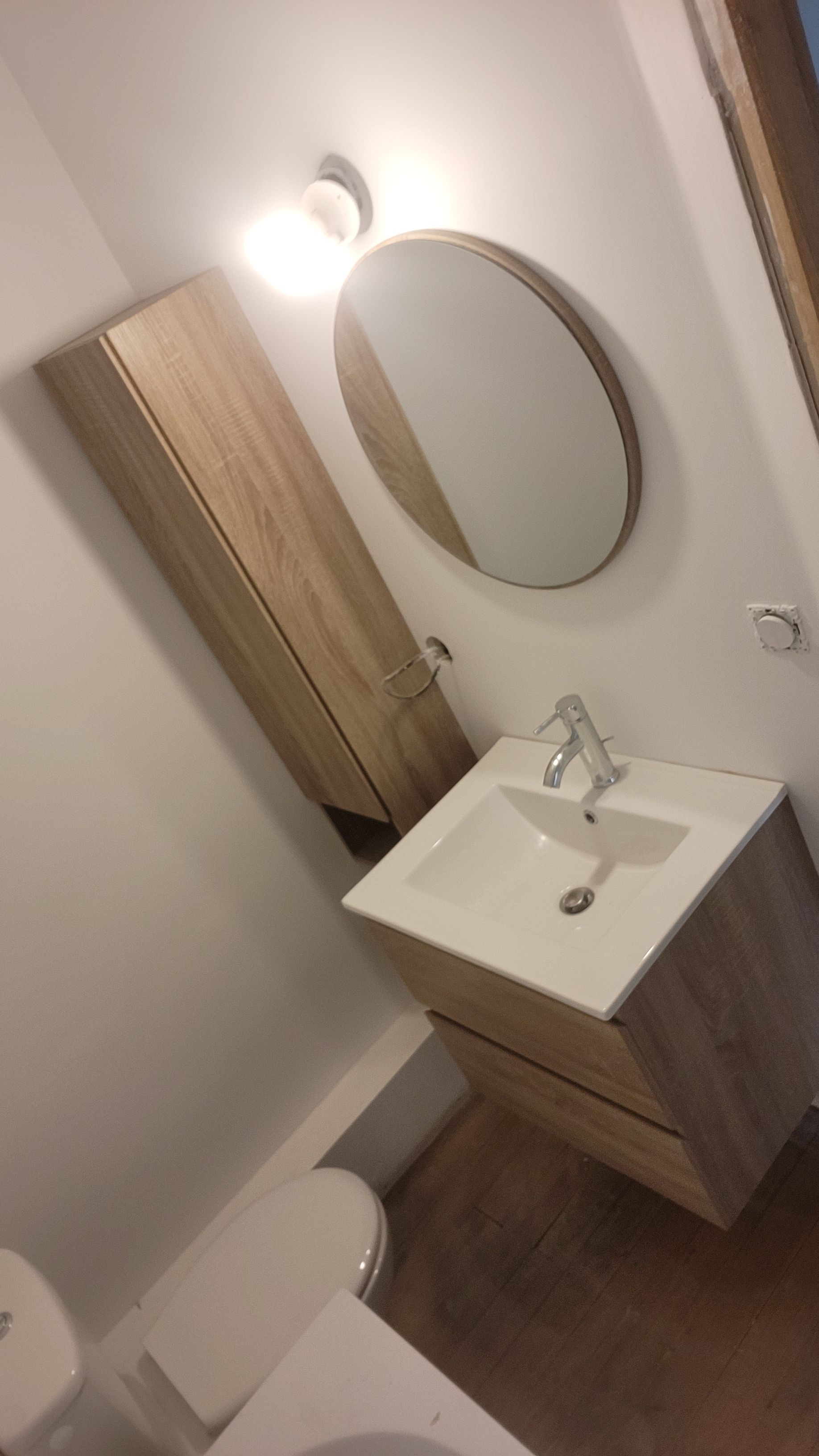 Salle de bains avec meuble vasque