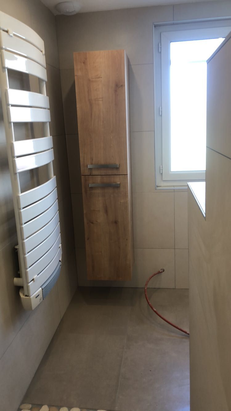 Salle de douche avec sèche-serviettes