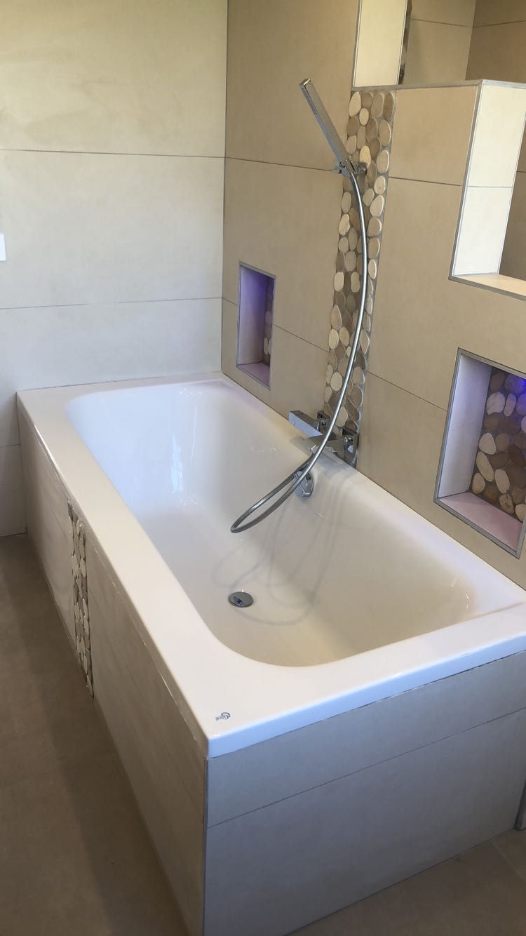 Baignoire blanche dans salle de bains