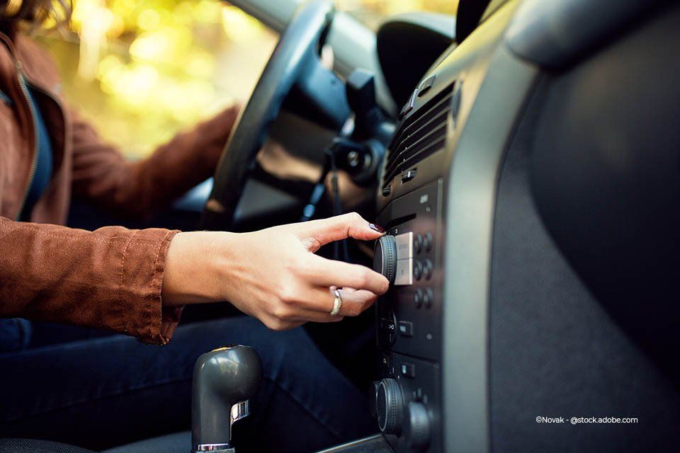 Eine Person bedient ein Autoradio