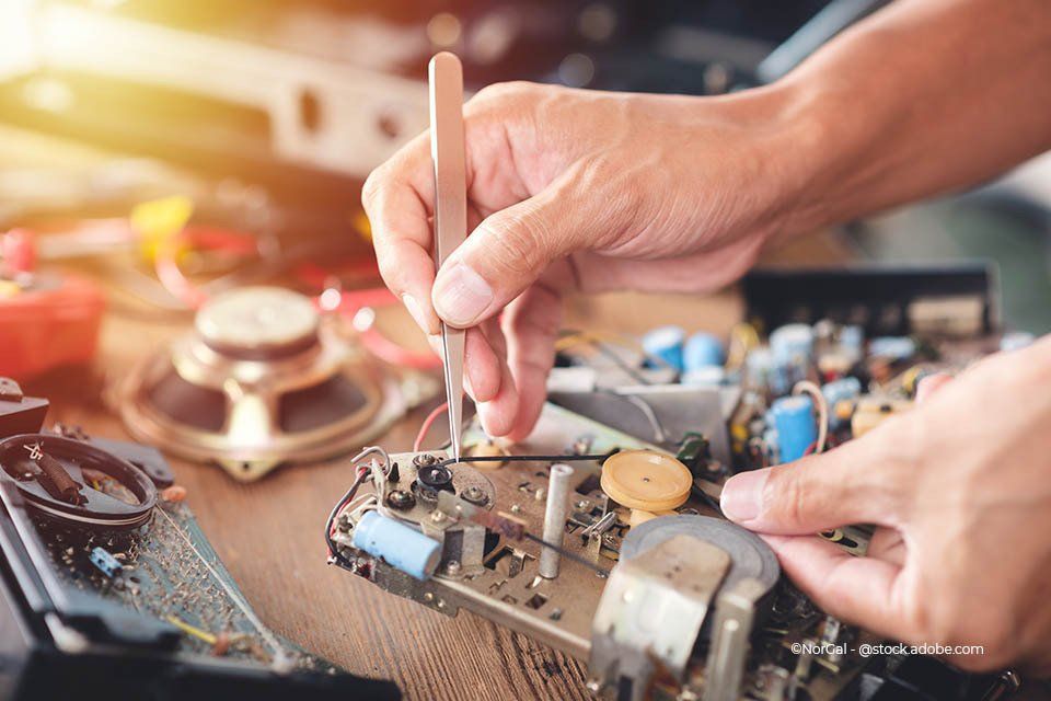 Eine Person repariert ein Autoradio