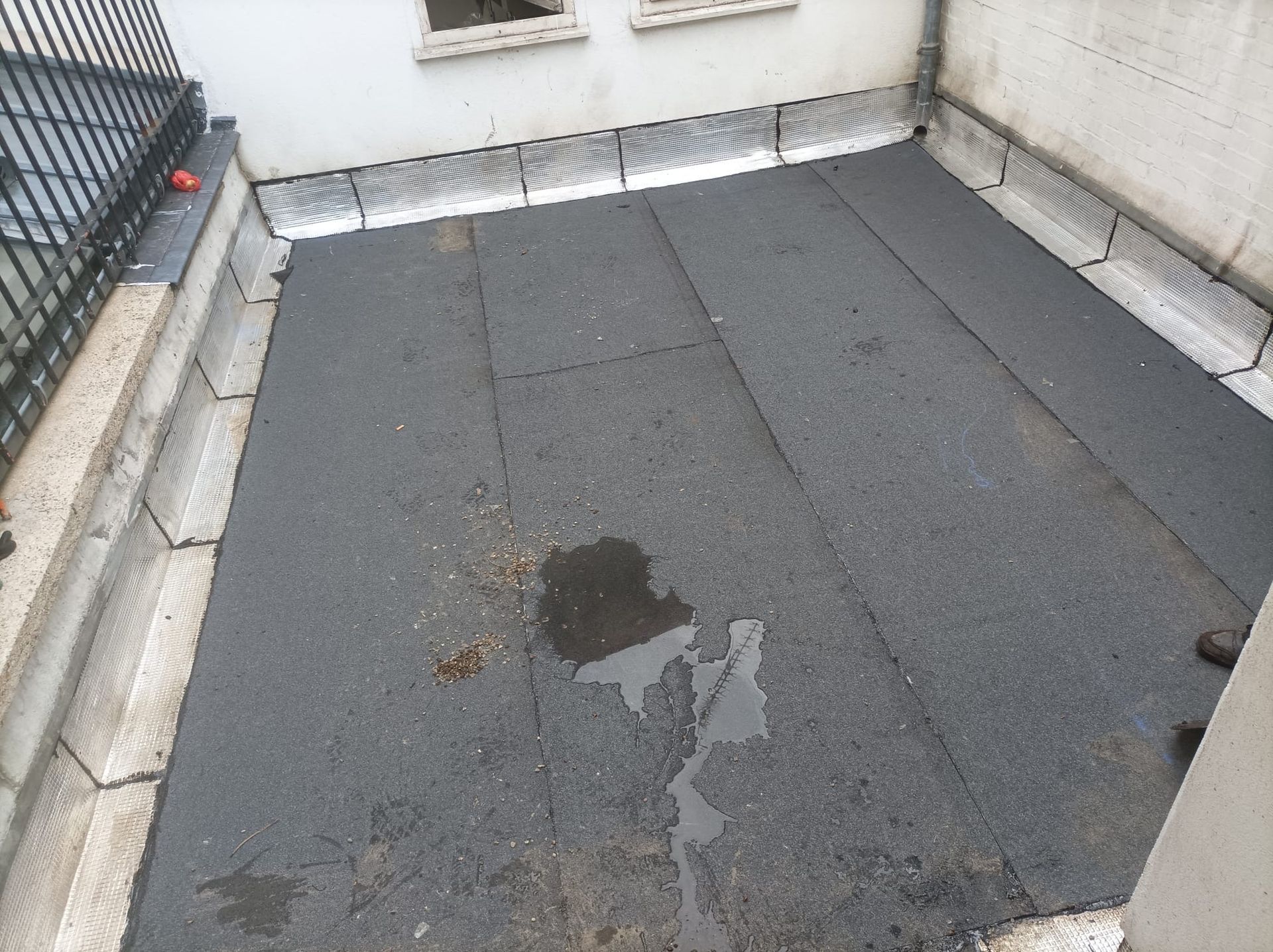 Une toiture-terrasse avec du zinc sur les bords