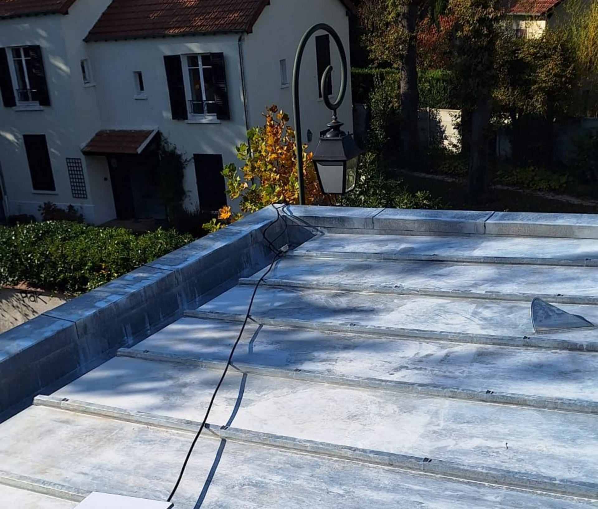 Une toiture-terrasse fait en zinc