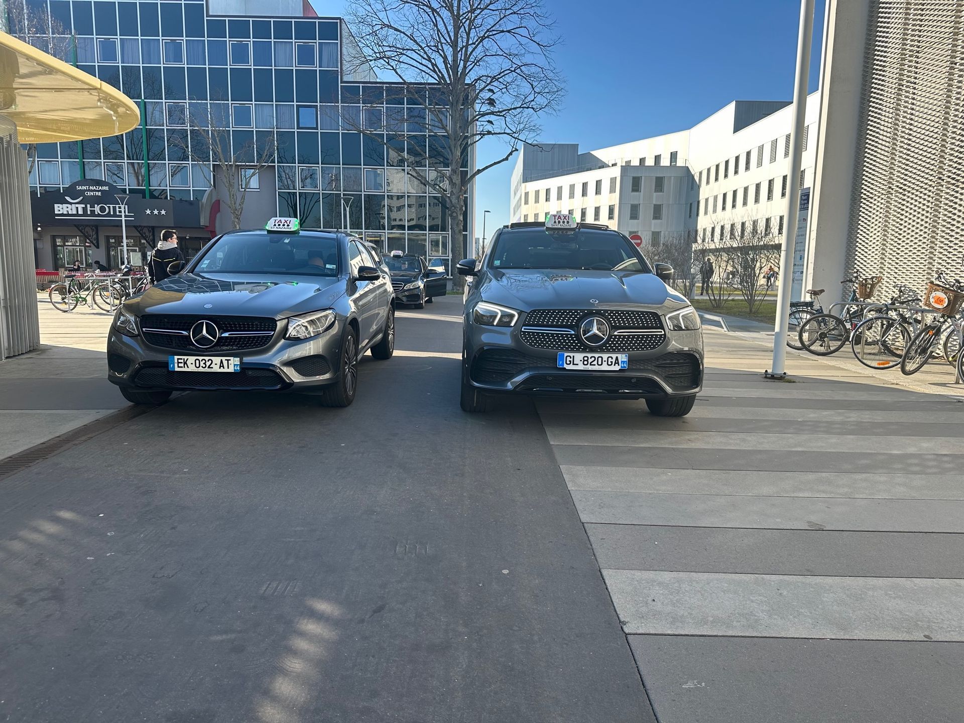 Deux voitures type Mercedes