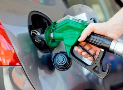 Una persona está cargando gasolina a un automóvil en una gasolinera.