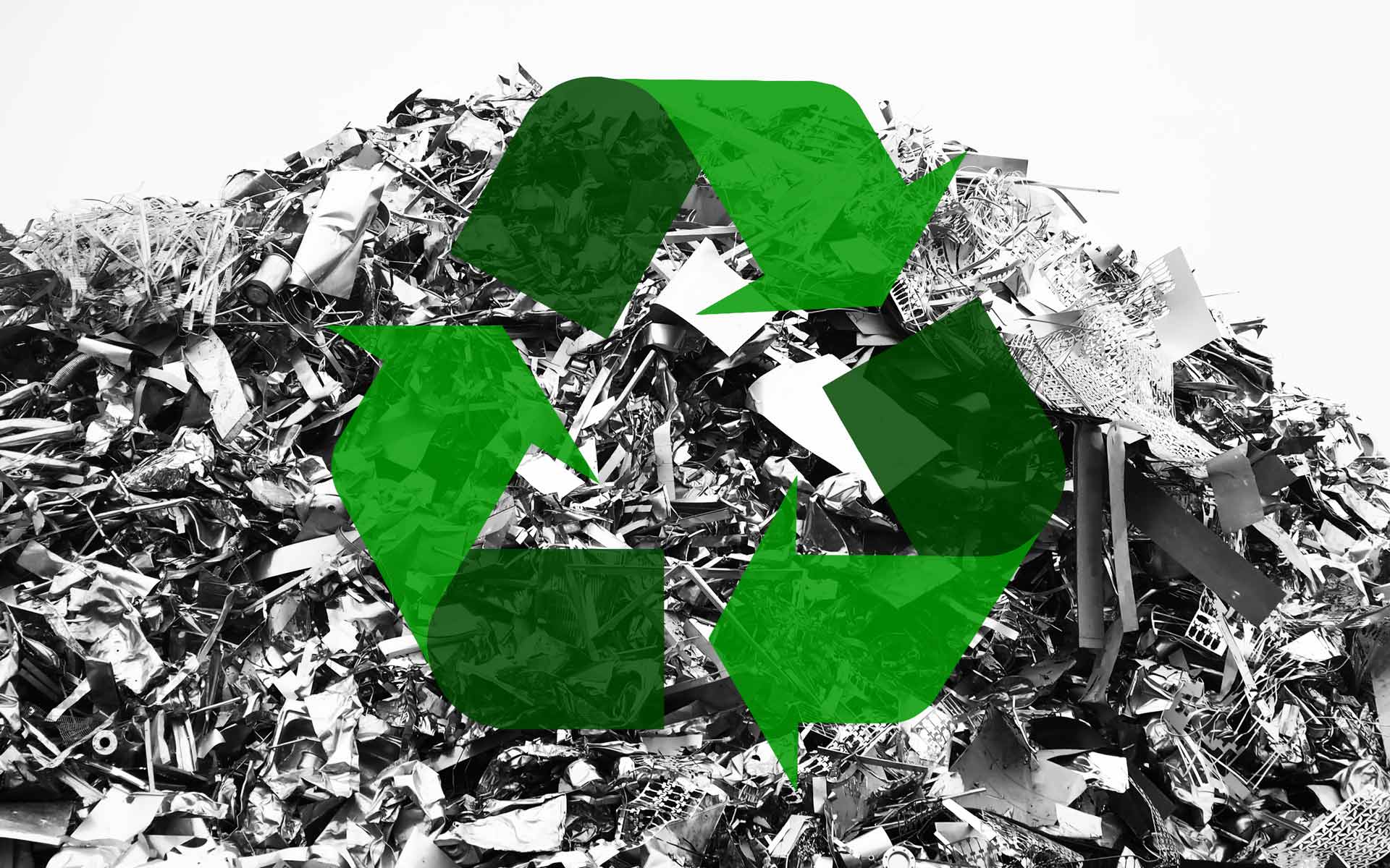 Tas de déchets ferreux avec le sigle recyclage vert par dessus