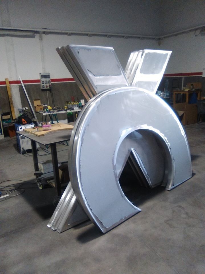 Un gran objeto metálico está en el suelo de una habitación.