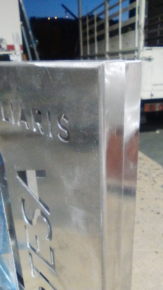 Una caja de plata con la palabra maris en ella