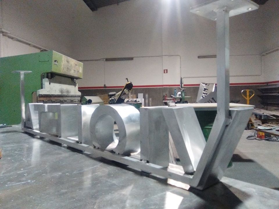 Un gran cartel de metal con la palabra león.