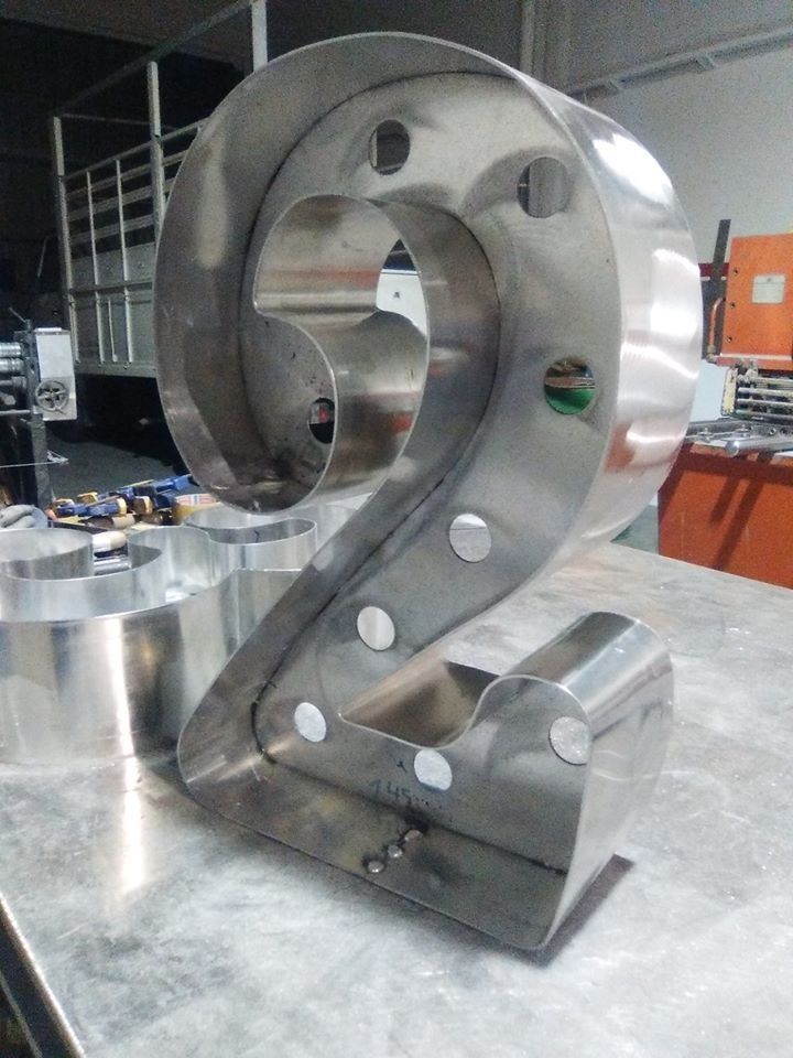 Un número dos de acero inoxidable está sentado sobre una mesa.