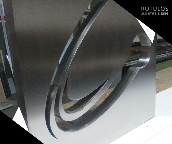 Una escultura de acero inoxidable con la palabra rotulos en ella.