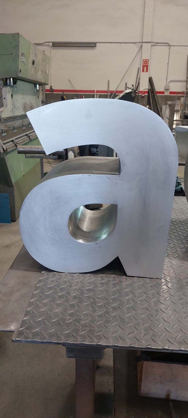 Gran escultura de la letra 