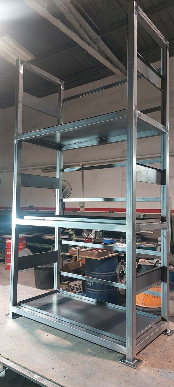 Estantería industrial metálica alta con baldas, ideal para almacenes o talleres, donde se guardan herramientas y suministros.