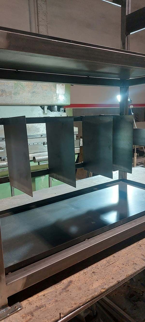 Vitrina con frente de cristal, estantes y letreros colgantes en el interior de una tienda o restaurante.