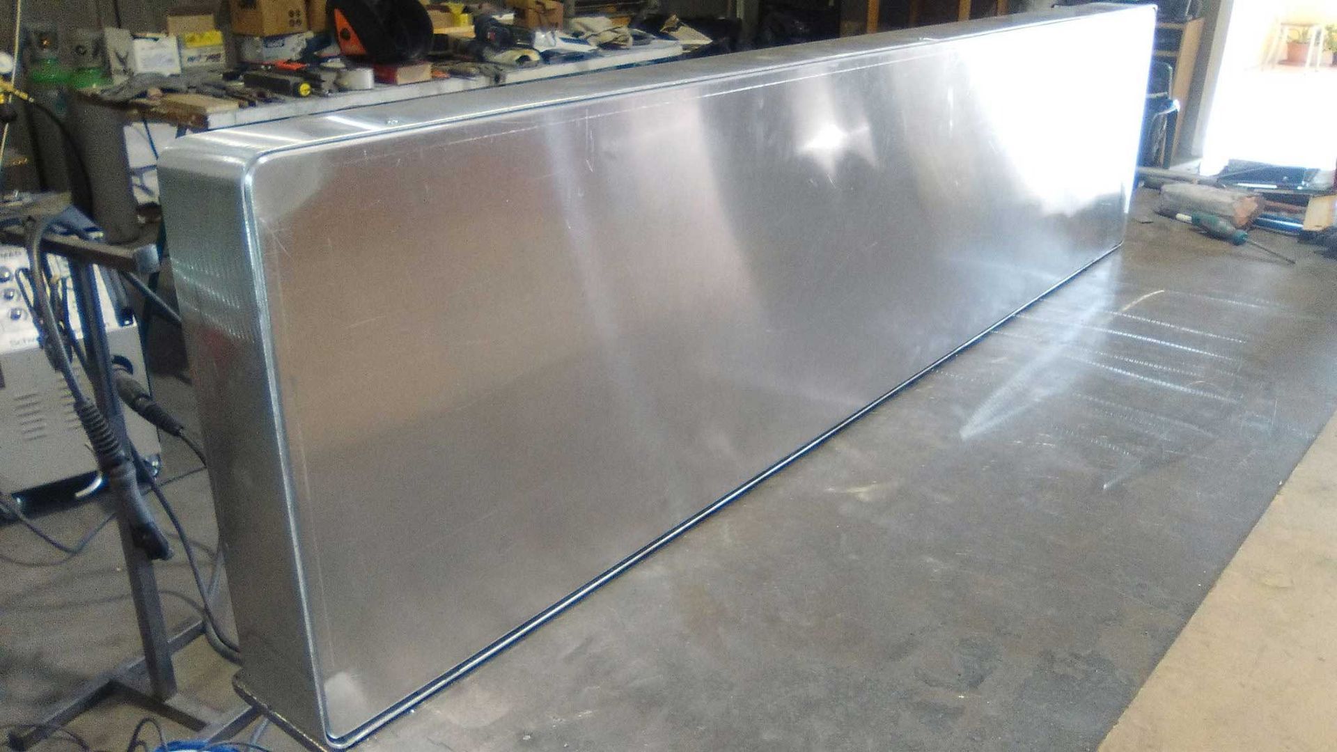 Un gran tanque de aluminio está colocado encima de una mesa.