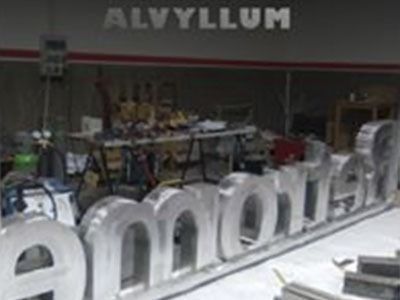 Un gran cartel que dice alvyllum está sobre una mesa en una habitación.