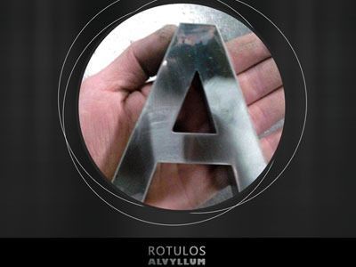 Una persona sostiene una letra de metal 