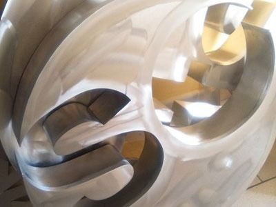 Un primer plano de una escultura con la letra e.