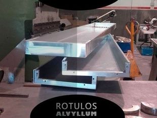 Se está construyendo un estante de acero inoxidable en una fábrica.