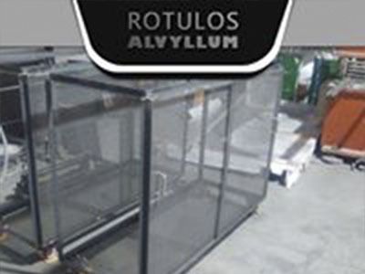 Una gran jaula de metal se encuentra en un almacén.