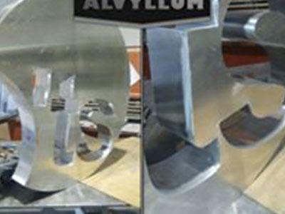 Un primer plano de un objeto de metal con un logotipo en él.