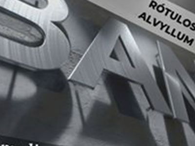 Un primer plano de un letrero de metal en una pared.