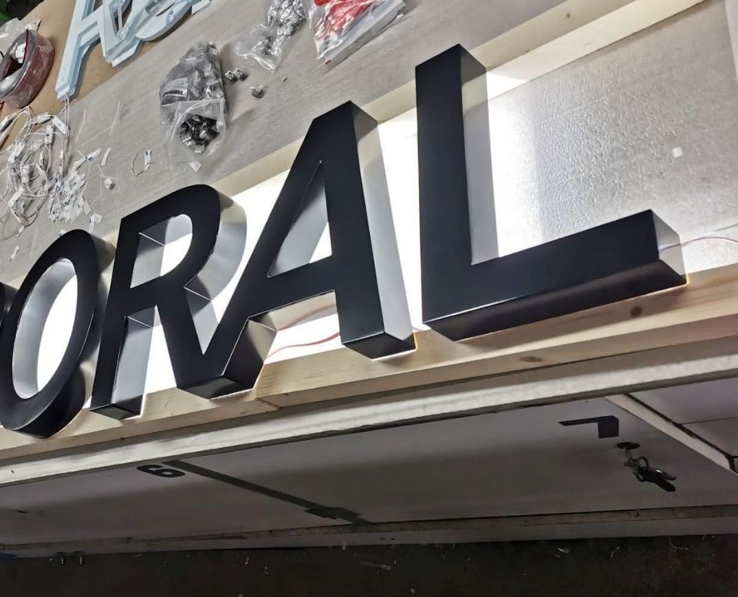 La palabra oral está en un cartel que se está construyendo.