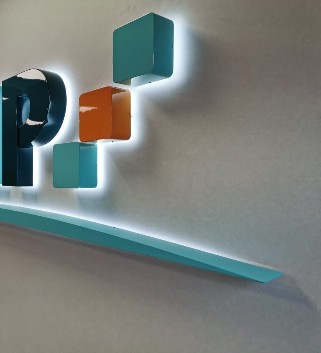 Un cartel que tiene la letra p