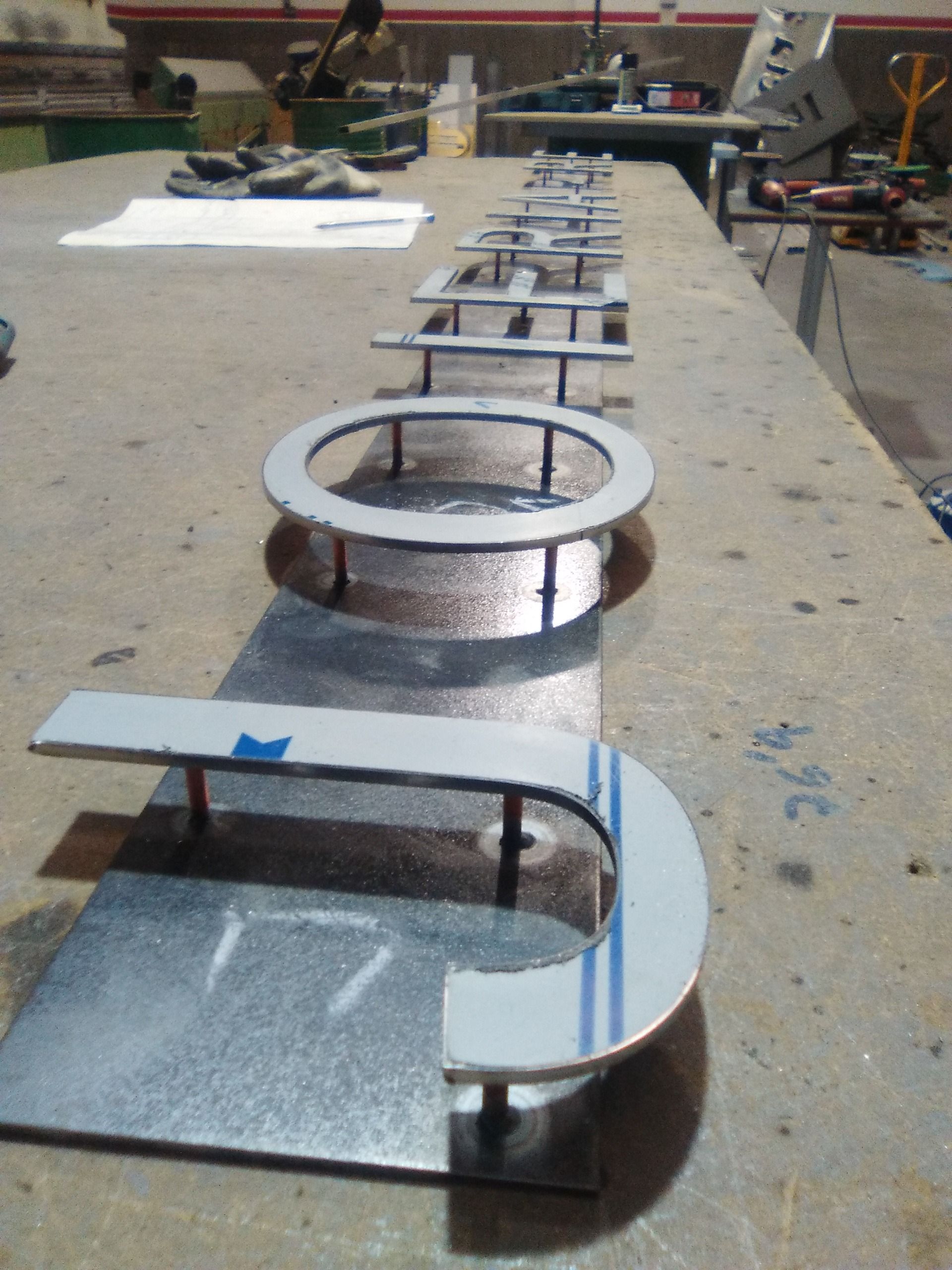 Una fila de letras de metal están sobre una mesa.