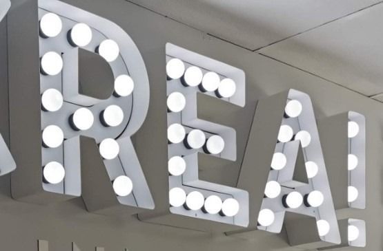 Un cartel que tiene la palabra rea