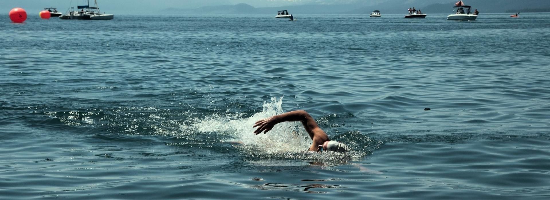 A man is swimming in the ocean travessia lisboa cascais 20km
