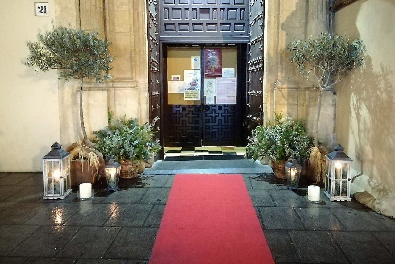 Una alfombra roja conduce a la entrada de un edificio.