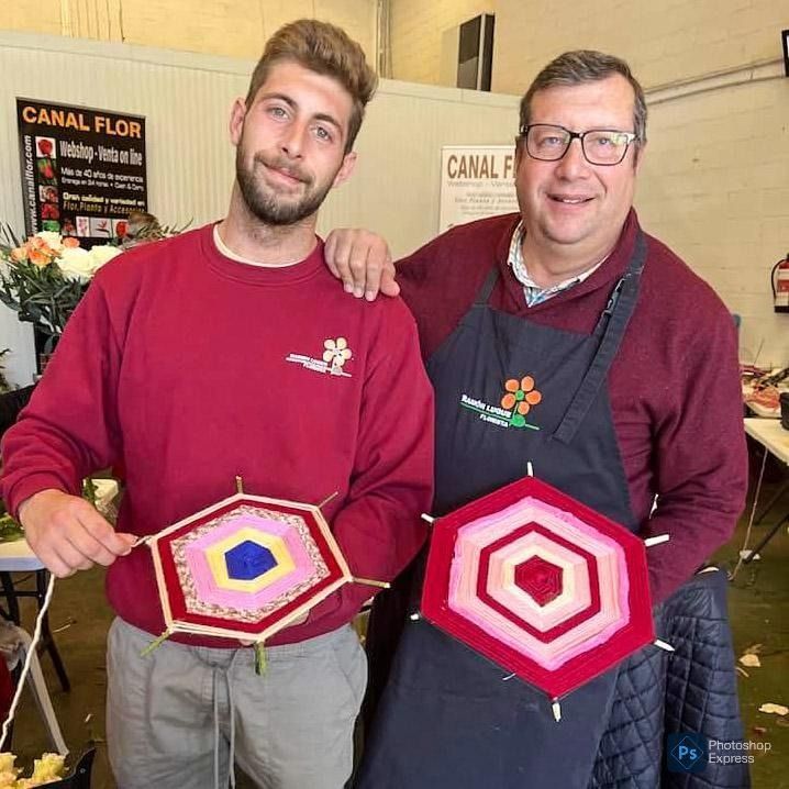Dos hombres de pie uno al lado del otro con un cartel que dice Canal Flor en el fondo.